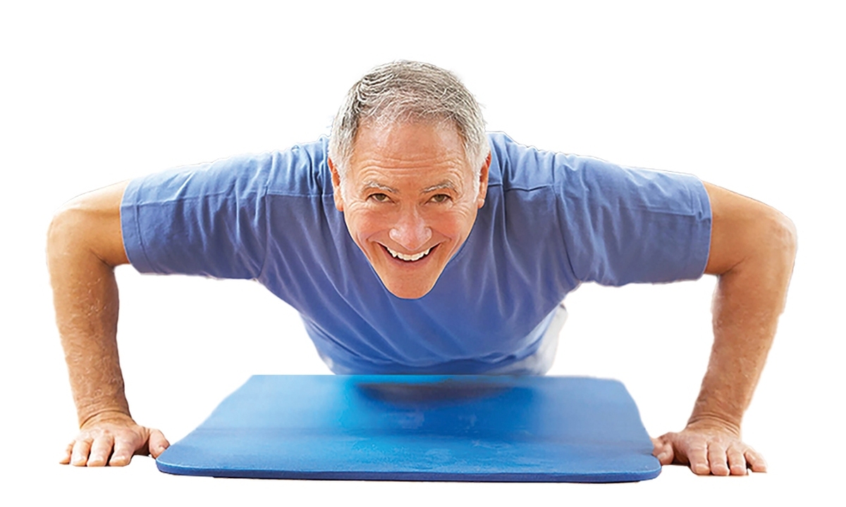 اگر دچار پوکی استخوان هستید، ممکن است به اشتباه تصور کنید که ورزش خطر شکستگی را افزایش می‌دهد اما حقیقت این است که استفاده از عضلات به حفظ و تقویت استخوان‌ها کمک می‌کند. پوکی استخوان که یک اختلال ضعیف‌کننده استخوان است، می‌تواند منجر به شکستگی‌هایی در نواحی مهمی مانند لگن و ستون فقرات شود و تحرک مستقل فرد را به‌شدت محدود کند.