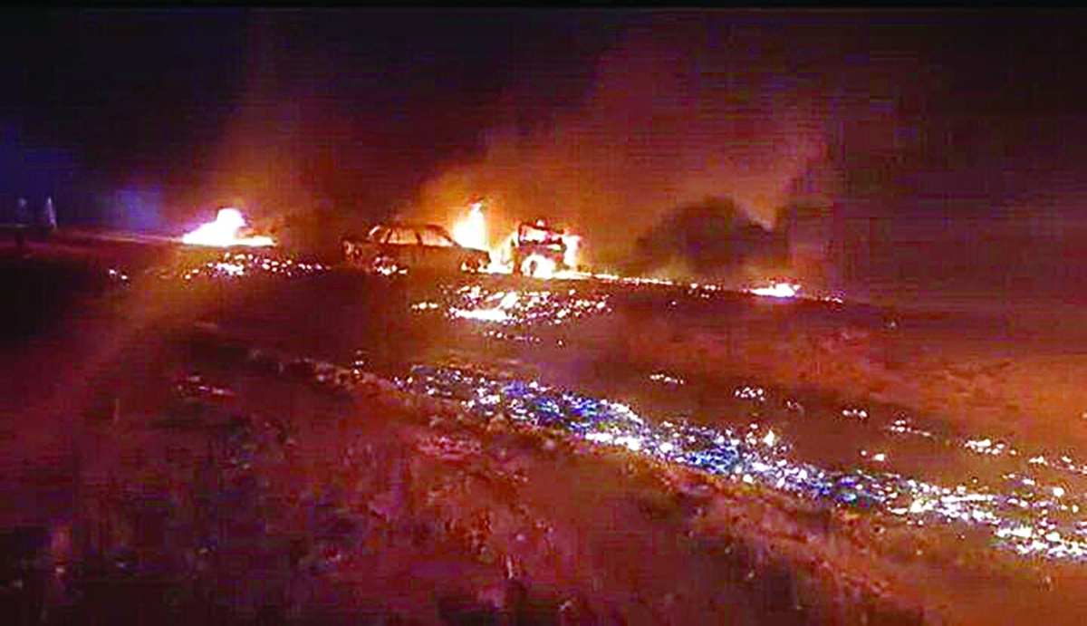 برخورد یک وانت سوخت‌بر حامل بنزین قاچاق با یک پژو ۴۰۵ و پراید در جاده قلعه‌گنج به رمشک ‌به مرگ ۱۳ نفر در میان شعله‌های آتش منجر شد.