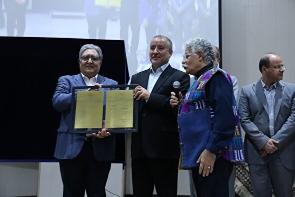 رونمایی از سند وتمبر نشان جغرافیایی زعفران قائنات 