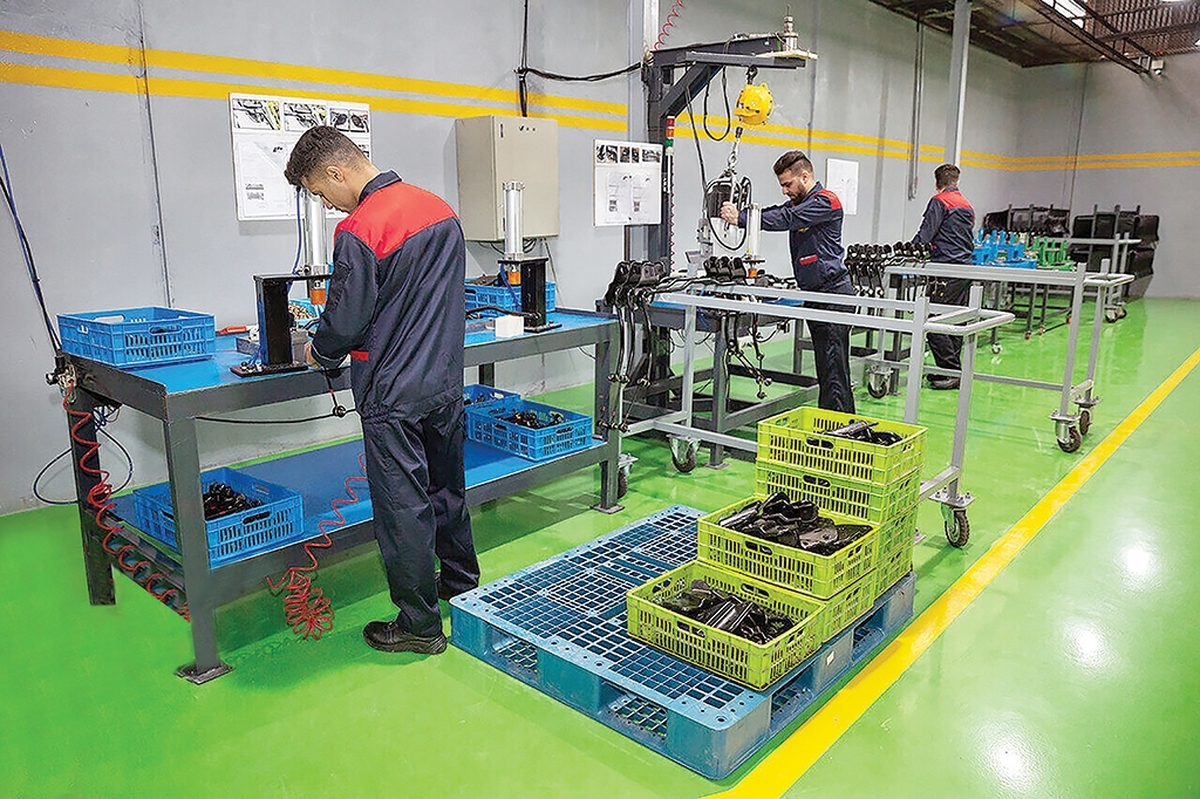 نیروی کار ماهر، یکی از عوامل رشد اقتصادی کشور و توسعه هر بنگاه تولیدی است. با این حال در دل خطوط تولید که هر روز صدها هزار قطعه، محصول و کالا را روانه بازار می‌کند، بحرانی آرام و بی‌سروصدا در حال شکل‌گیری است؛ نبود نیروی کار ماهر یا آموزش‌دیده. طبق داده‌ها ۴۳ درصد ازکارکنان صنعتی کشور در رده نیروی غیرماهر یا کم‌مهارت طبقه‌بندی می‌شوند.