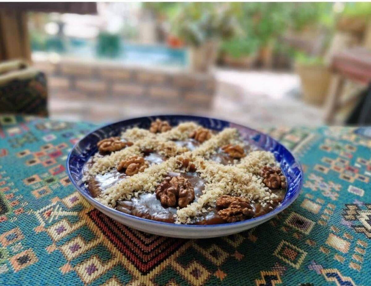 در دل البرز، میان جاده‌های پرپیچ و خم کردان، روستای برغان نشسته است؛ جایی که پخت پالوده، بخشی از هویت روزمره و سنت‌های زمستانی مردم آن است. دیگ‌های مسی روی آتش می‌جوشند، شیره توت و نشاسته گندم با هم ترکیب می‌شوند و طعمی خلق می‌کنند که خاطره و عاطفه‌ روستا را به همراه دارد.