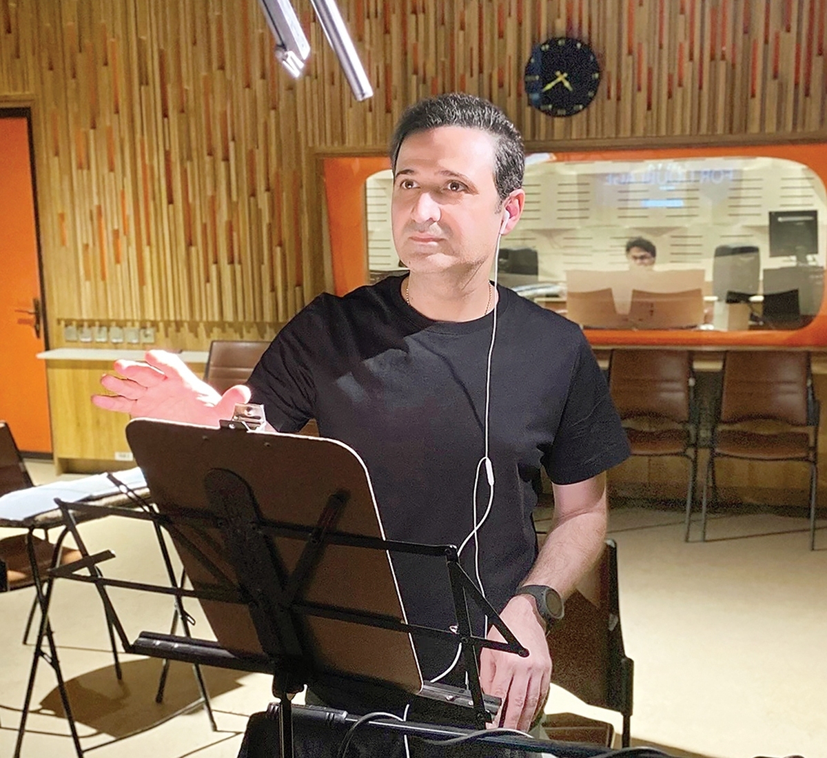 سعید شیخ‌زاده، گوینده و مدیر دوبلاژ برجسته، باصراحت وصداقت کامل درگفت‌وگو با قاب کوچک ازمسیرحرفه‌ای خودو وضعیت کنونی دوبله ایران سخن می‌گوید؛از شکوه دوران طلایی دوبله قدیم تاظهورنسل جدید دوبلورهاوتأثیر روزافزون هوش مصنوعی براین هنر. او همه این موضوعات را با نگاهی تیزبین و تجربه‌ای گرانبها مرور می‌کند.