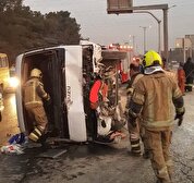 واژگونی سرویس یک مرکز صنعتی در بزرگراه شهید هاشمی