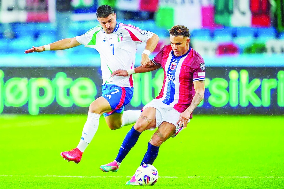 در شبی که سن‌سیرو، معبد فوتبال ایتالیا، میزبان یکی از تلخ‌ترین لحظات تاریخ آتزوری خواهد بود، تیم ملی ایتالیا امشب به مصاف نروژ می‌رود. این بازی، نه فقط دیداری از مقدماتی جام جهانی‌ ۲۰۲۶، بلکه نمادی از بحران مزمن ایتالیایی‌هاست‌؛ بحرانی که از حذف‌های متوالی در مقدماتی‌ دو جام جهانی‌ ۲۰۱۸ و ۲۰۲۲ ریشه می‌گیرد و حالا با یک مأموریت غیرممکن به اوج رسیده:پیروزی با ۹گل اختلاف برای صعود مستقیم! مأموریتی که حتی در خیال‌پردازی‌های هواداران هم جایی ندارد.