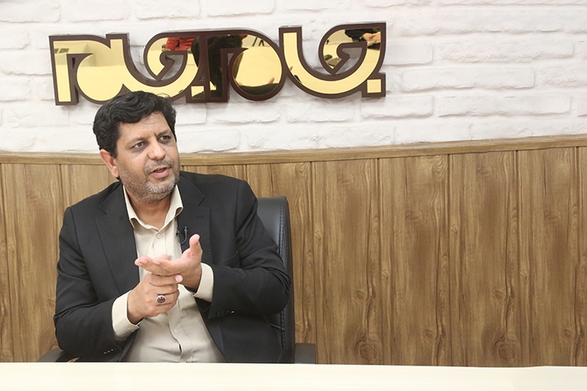 شبکه آموزش طی سال‌های اخیر به‌عنوان بازوی تخصصی رسانه‌ملی در حوزه ارتقای سواد آموزشی و مهارت‌آموزی، نقشی فزاینده در همراهی با دانش‌آموزان، معلمان و خانواده‌ها ایفا کرده است؛ چه در دوران آموزش‌های مکمل و مهارتی، چه در مقاطع حساس مانند ایام کرونا که به یکی از اصلی‌ترین مسیر‌های تحصیل از راه دور تبدیل شد. اهمیت این شبکه امروز نه‌فقط در تولیدمحتوا‌های درسی و تربیتی، بلکه در شکل‌دهی به الگویی نو برای آموزش رسانه‌ای است. 