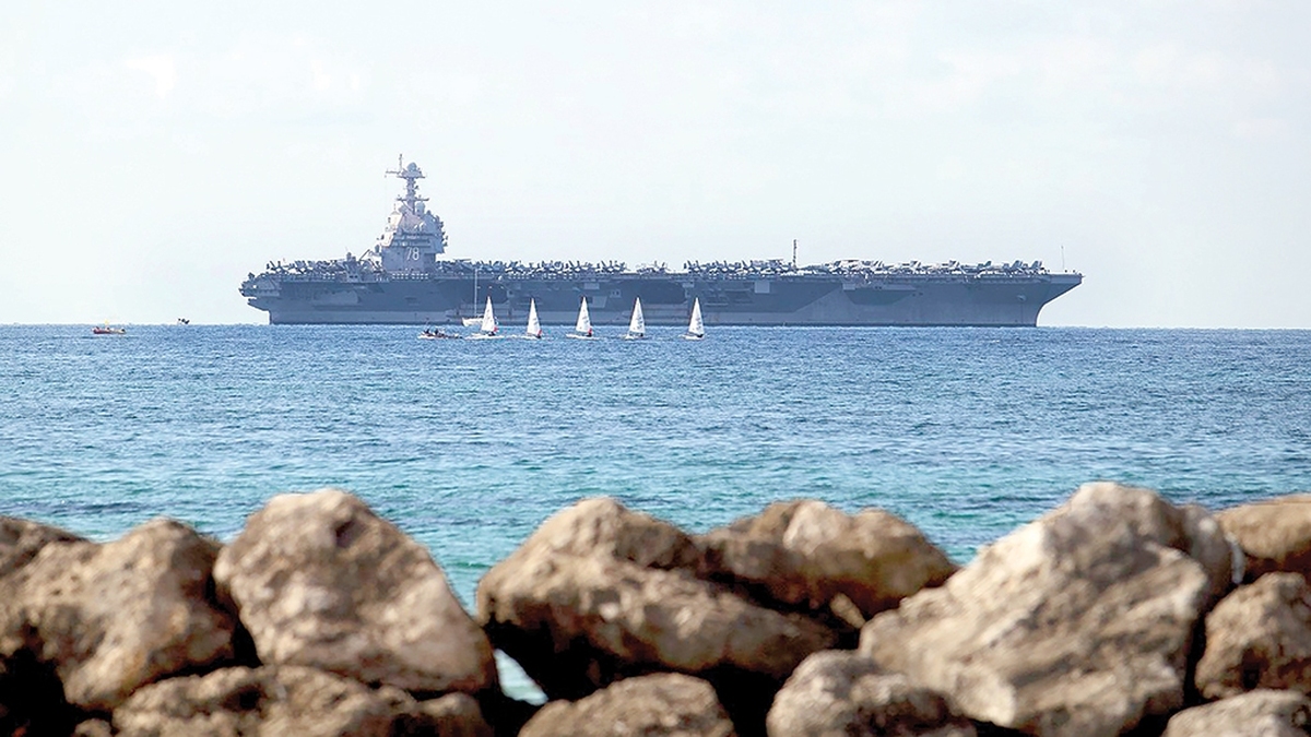 بزرگ‎ترین تجمع نظامی واشنگتن از ۱۹۸۹ پیرامون ونزوئلا شکل گرفته و ترامپ می‌گوید: «تقریبا تصمیمش را گرفته است.» کاراکاس تحت رهبری نیکلاس مادورو با ایستادگی قاطع در برابر قلدری رئیس‌‎جمهور یک‎جانبه‎‌گرای آمریکا به خاری در چشم تصمیم‎‌سازان احیای دکترین مونروی (استیلا بر نیم‎کره غربی) کاخ‌‎سفید در دریای کارائیب تبدیل شده است.