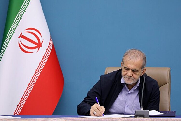 ملتی که می‌خواهد زنده باشد باید کتاب را جدی بگیرد