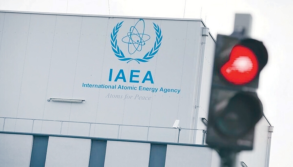 ۴۸ ساعت پیش از آغاز نشست فصلی شورای حکام آژانس بین‌المللی انرژی اتمی، سرگئی لاوروف، وزیر خارجه روسیه با سید‌عباس عراقچی، همتای ایرانی خود تلفنی گفت‌وگویی طولانی انجام داد. این دومین تماس تلفنی دو وزیر در کمتر از یک هفته و نشان‌دهنده سطح بالای هماهنگی راهبردی میان دو کشور در یکی از حساس‌ترین مقاطع دیپلماتیک پرونده هسته‌ای ایران به شمار می‌رود. محور اصلی گفت‌و‌گو، برنامه هسته‌ای صلح‌آمیز ایران، نشست پیش‌رو‌ی شورای حکام (از ۲۸ تا ۳۰ آبان‌ماه) و راهکار‌های مشترک برای خنثی‌سازی هرگونه قطعنامه سیاسی بود که سه کشور اروپایی (بریتانیا، فرانسه و آلمان) با حمایت آمریکا قصد دارند علیه تهران به تصویب برسانند. احتمال داده می‌شود دو طرف در خصوص ابتکار‌های جدید برای اقدامات سه‌جانبه ایران، روسیه و چین در وین هماهنگ کرده باشند؛ همان الگویی که پیشتر و در مهر ۱۴۰۴ مکانیسم ماشه (اسنپ‌بک) را به شکست کشاند.  