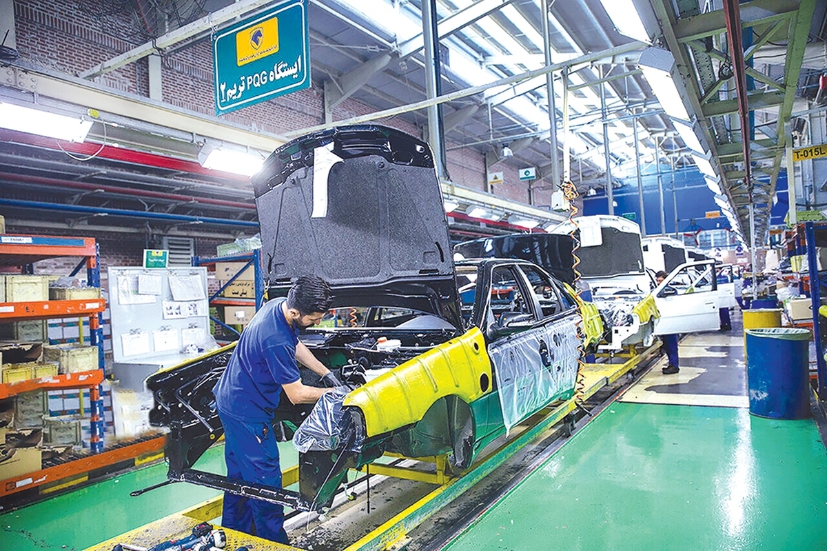 ​​​​​​​صنعت خودروسازی کشورمان از‌نظر قدمت و حجم تولید در میان کشورهای در حال توسعه جایگاه بالایی کسب کرده اما از نظر کیفیت، فناوری و بهره‌وری هنوز فاصله زیادی با استانداردهای جهانی دارد. با‌این‌حال، درمیان کشورهای منطقه یعنی غرب آسیا، ایران به‌عنوان بزرگترین تولیدکننده خودرو شناخته می‌شود و پس از ترکیه، بیشترین ظرفیت تولید را دارد. در مقیاس جهانی، نیز کشورمان معمولا در حدفاصل رتبه‌های ۱۵ تا ۲۰ جهان در تولید خودرو قرار می‌گیرد.