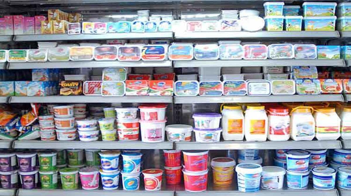 دومینوی افزایش قیمت کالاهای اساسی در سال جاری همچنان ادامه دارد با این تفاوت که اکثر کالاهای اساسی هرماه افزایش قیمت دارند ولی فرآورده‌های لبنی تقریبا هر هفته!