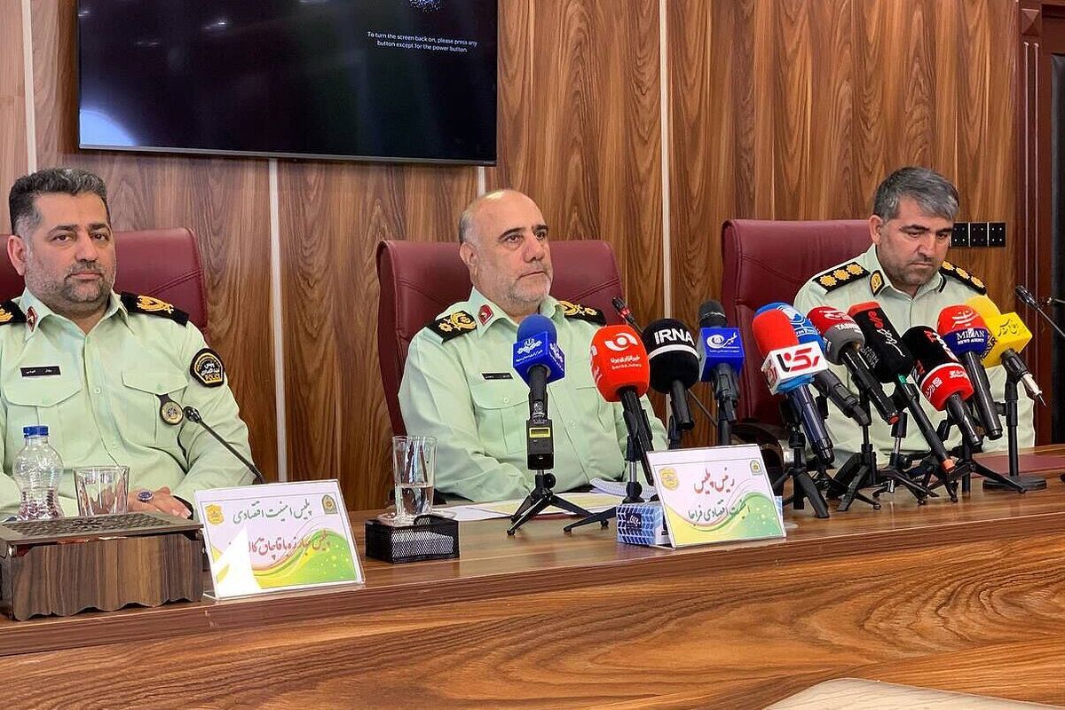 رئیس پلیس امنیت اقتصادی فراجا با اشاره به برآورد ۳۰ میلیارد دلاری قاچاق در کشور اعلام کرد: بخش بزرگی از قاچاق، ورودی است و قاچاق سوخت نیز روزانه بیش از هزار میلیارد تومان به اقتصاد کشور خسارت می‌زند.