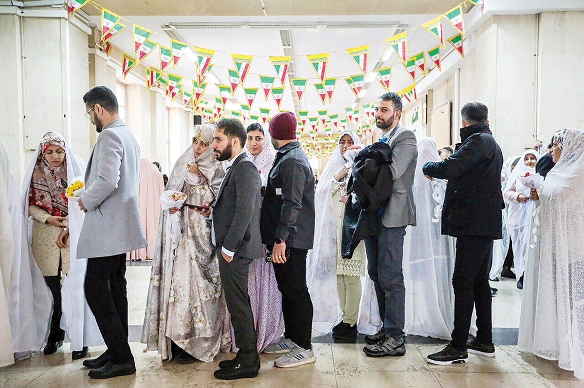 ۵۴۱ هزار و۲۱۵نفر درصف انتظار دریافت وام ازدواج هستند‌؛ این آماری است که به‌تازگی از سوی معاون امور جوانان وزارت ورزش و جوانان اعلام شده و آب پاکی را روی دست آنهایی می‌ریزد که ادعای حمایت از جوانان برای ازدواج را مطرح می‌کنند. از این نگران‌کننده‌تر، طرح اعطای کارت‌های اعتباری خرید به جای پرداخت وام ازدواج است که موجی از دغدغه را در میان متقاضیان برانگیخته؛ بسیاری از آنان همین تسهیلات را برای مسائلی مانند‌ تأمین رهن مسکن یا برگزاری مراسم استفاده می‌کنند.