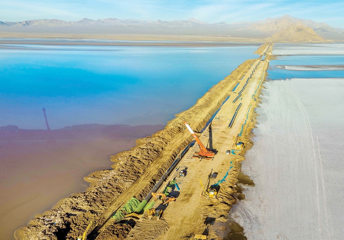 خشکسالی در حالی بحران تأمین آب شرب و کشاورزی را در بسیاری از شهرهای استان کرمان تشدید کرده که برخی از پروژه‌های انتقال آب به این استان به‌عنوان راه‌حلی برای برون‌رفت از این بحران، سرنوشت نامعلوم دارند.