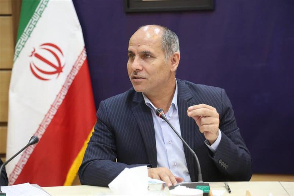 معاون هماهنگی امور عمرانی استانداری زنجان با اشاره به چالش‌های جدی در نظام حکمرانی آب و نواقص موجود در قوانین این حوزه، بر لزوم تدوین دستورالعمل‌ها و راهکارهای عملی برای بهره‌برداری صحیح از منابع آبی تأکید کرد. وی ضمن معرفی پروژه پنل مدیریت کنترل آب و ضرورت انجام مطالعات علمی بر سفره‌های زیرزمینی، نقش آبخیزداری و آبخوان‌داری را در تعادل‌بخشی منابع آبی استان مهم دانست و خواستار استفاده از ظرفیت دانشگاه‌ها و مشارکت مردمی در اجرای این طرح‌ها شد.