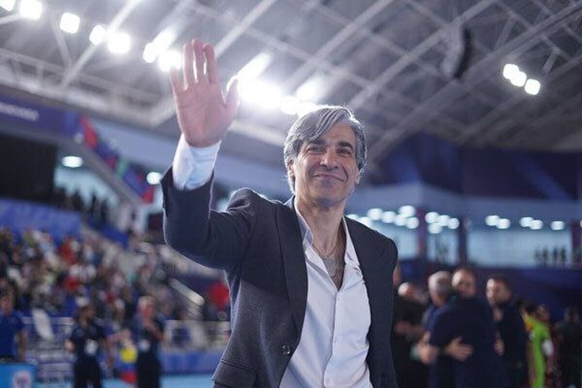 سرمربی تیم ملی فوتسال در واکنشی تند علیه عادل فردوسی‌ پور گفت: حتما ذهن خودش منحرف است که دنبال تفرقه‌افکنی است. او پشت تریبون خودش نشسته و هر اراجیفی می‌خواهد می‌گوید.