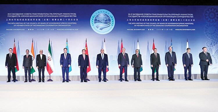 تمام قد در کنار ایران