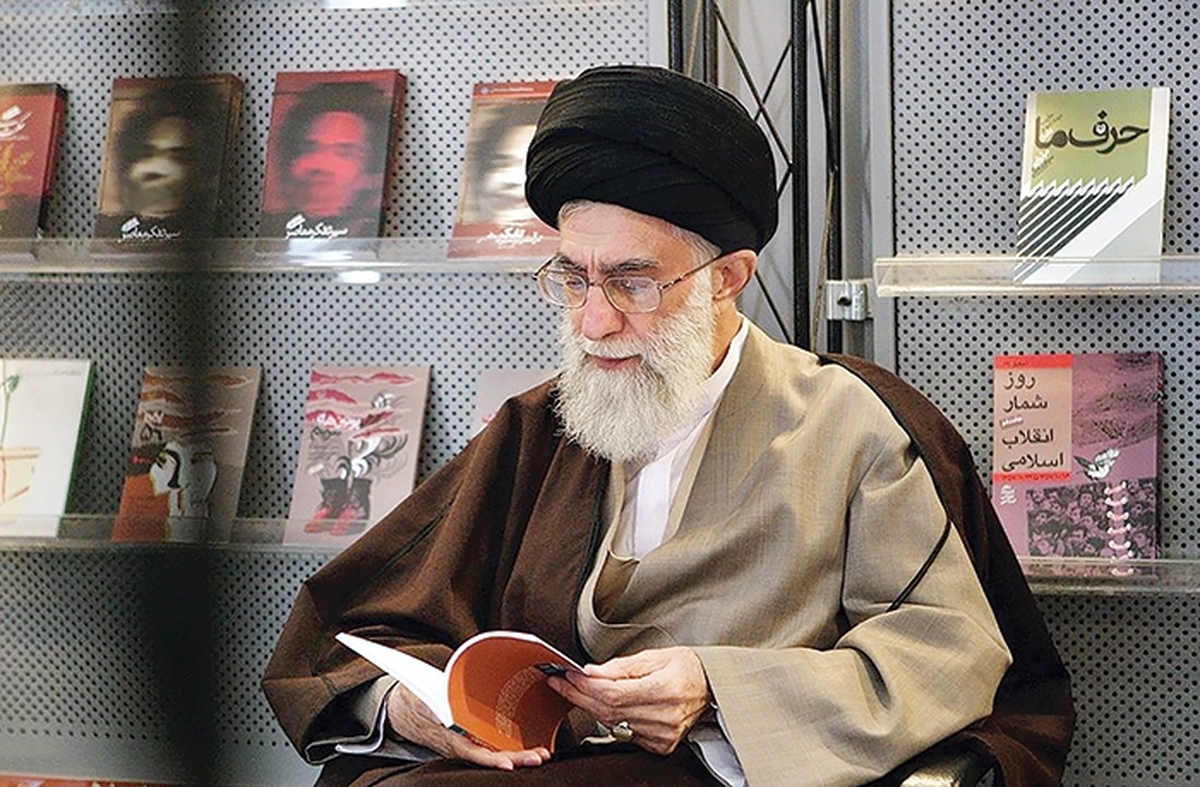 در عصر سیطره اطلاعات فوری، ارتباطات بی‌وقفه و اقیانوس بی‌انتهای محتوای دیجیتال، «توقف» و «تأمل» به واژگانی غریب بدل شده‌اند. توجه انسان مدرن، میان تیترهای خبری، اعلان‌های شبکه‌های اجتماعی و ویدئوهای کوتاه، تکه‌تکه شده و صبر برای خوانش عمیق و گفت‌وگوی متمرکز با یک متن، فضیلتی کمیاب است. در چنین زمانه‌ای،تصور رهبری یک کشور که در خلوت خود یک کتابخانه داردودر مصاحبت بااندیشمندان خاموش تاریخ وادبیات جهان می‌گذراند،تصویری معنادار است.