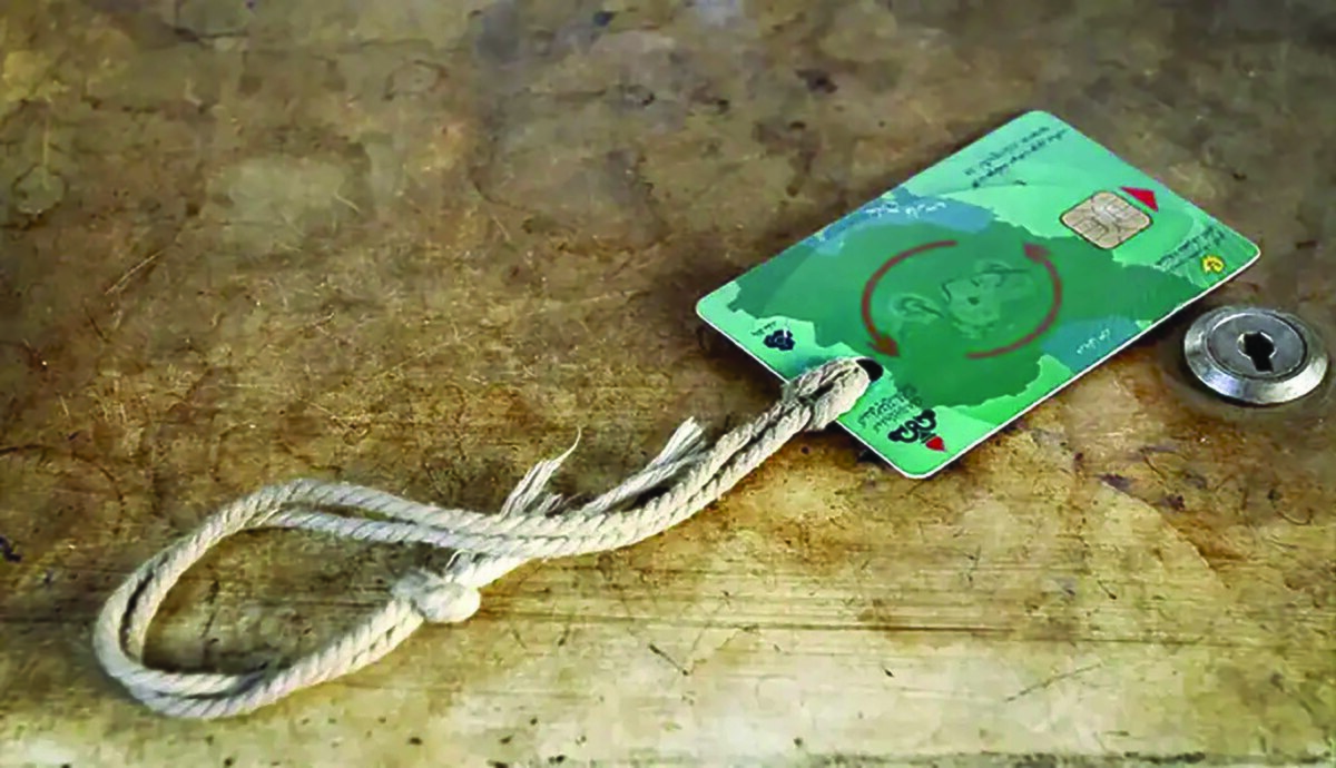 قاچاق سوخت مسأله امروز و دیروز نیست، در حال حاضر حجم قاچاق فرآورده‌های نفتی کشور به ۲۰ میلیون لیتر در روز می‌رسد و اگر شاهد این حجم از قاچاق نبودیم می‌توانستیم به ارزآوری در این بخش امیدوار باشیم.چرا که ظرفیت صادراتی به خصوص در بخش گازوئیل برای ما وجود دارد و آن‌طور که مدیرعامل شرکت پالایش و پخش فرآورده‌های نفتی می‌گوید: «در صورتی که بتوانیم مصرف را کنترل کنیم و مازادی برای صادرات وجود داشته باشد، کشورهای همسایه وارد کننده گازوئیل هستند وهم کشورهای دوردست متقاضی نفت گاز. در سال ۹۹ هم به افغانستان و ارمنستان صادرات گازوئیل داشته‌ایم.»