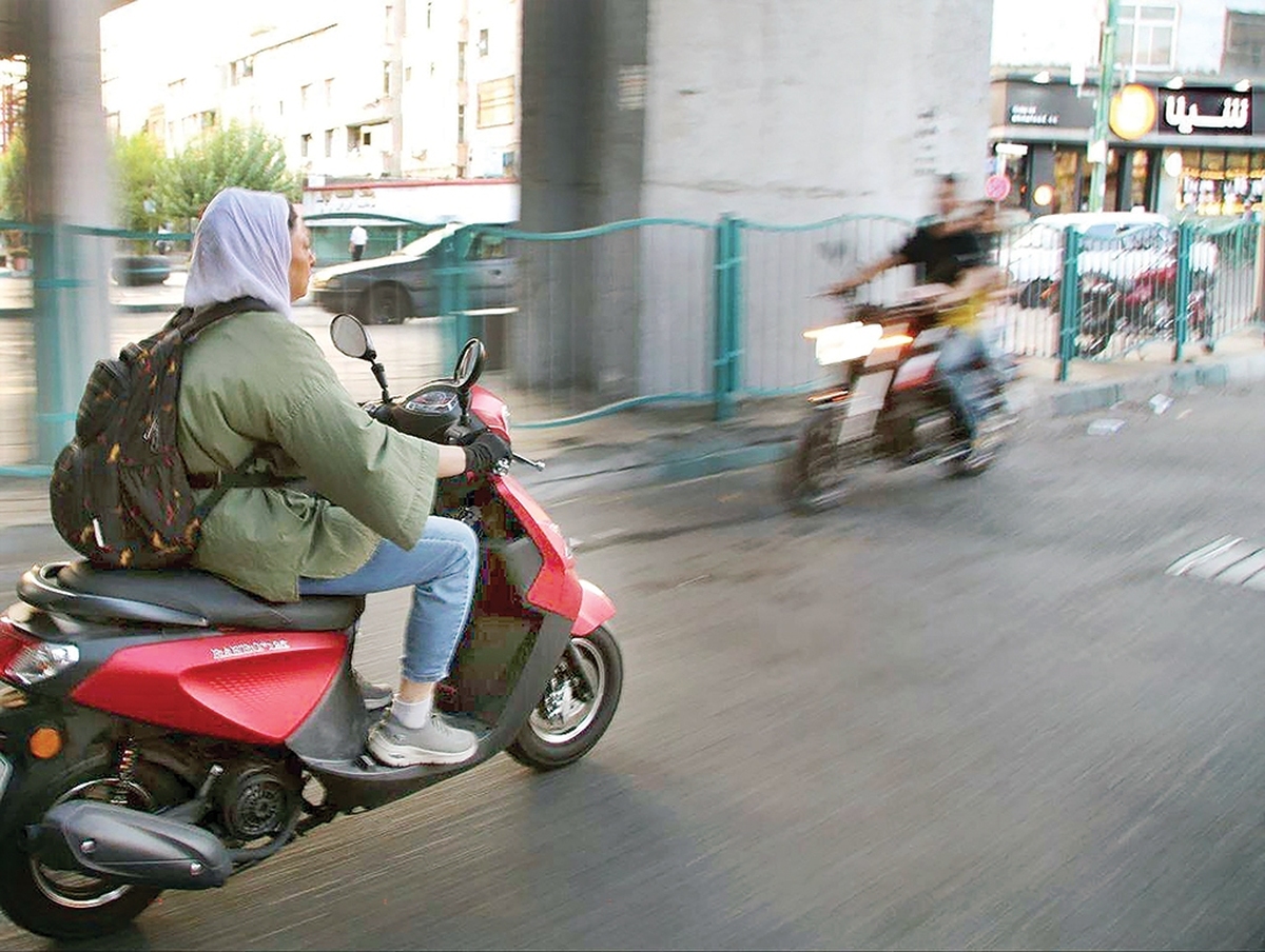 مسأله موتورسواری زنان که امروزه در جامعه مطرح شده، ابعاد مختلفی دارد؛ ازجمله ابعاد اجتماعی و فرهنگی. این موضوع در حوزه سیاست‌گذاری و قوانین نیز باید مورد توجه قرار گیرد. باید توجه داشت که این مسأله، یک موضوع تک‌بعدی نیست، بلکه جنبه‌های گوناگونی دارد؛ از این‌رو، ساده‌انگاری است اگر یک سیاست‌گذار بخواهد با یک پاسخ کوتاه، این مسأله را حل یا از آن عبور کند.