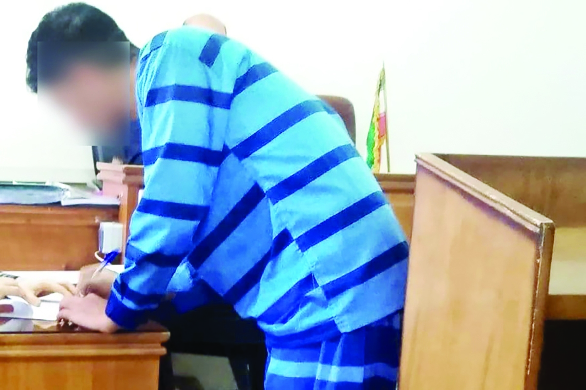 پسر جوان که متهم به قتل عمو و مادربزرگش با ضربه‌های چاقوست، در دادگاه کیفری به دفاع از خود پرداخت. در این جلسه عمو و عمه‌های متهم برای او درخواست قصاص کردند. متهم در این جلسه مدعی شد در دفاع از خودش مرتکب قتل شده است.