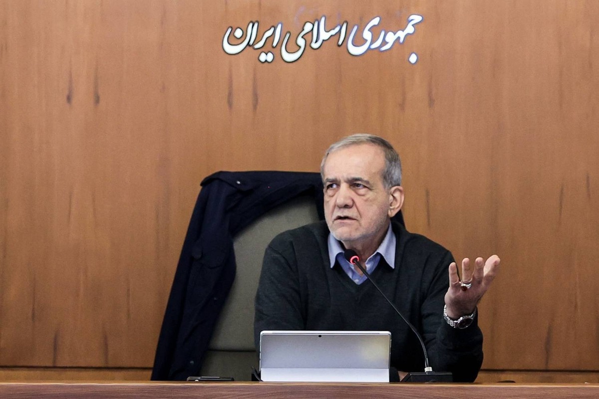 رئیس جمهور گفت: نباید پست و مقام مبنای دریافت حقوق باشد، بلکه هر کس باید به اندازه باری که از دوش مجموعه خود بر می‌دارد و فایده‌ای که برای سازمان دارد، حقوق دریافت کند.