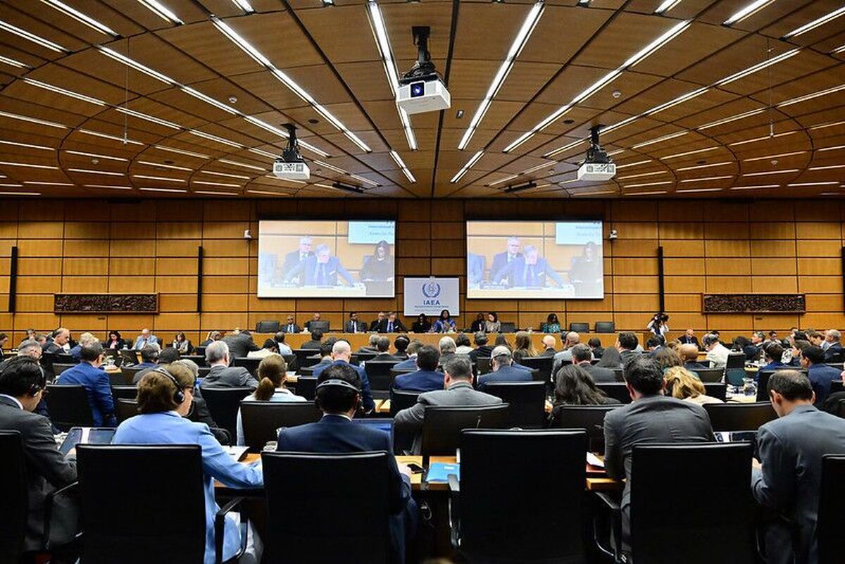 هشت کشور از جمله چین، روسیه و ایران با صدور بیانیه‌ای مشترک در نشست شورای حکام آژانس بین‌المللی انرژی اتمی، حملات آمریکا و رژیم صهیونیستی به تأسیسات هسته‌ای تحت پادمان ایران و تلاش برای تصویب قطعنامه جدید ضدایرانی را محکوم کرده و از کشورهای عضو خواستند در برابر سیاسی‌کاری درباره برنامه هسته‌ای صلح‌آمیز ایران ایستادگی کرده و از این پیش‌نویس حمایت نکنند.