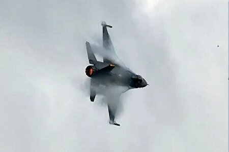 عکس | لحظه سقوط یک جنگنده در فرودگاه دبی