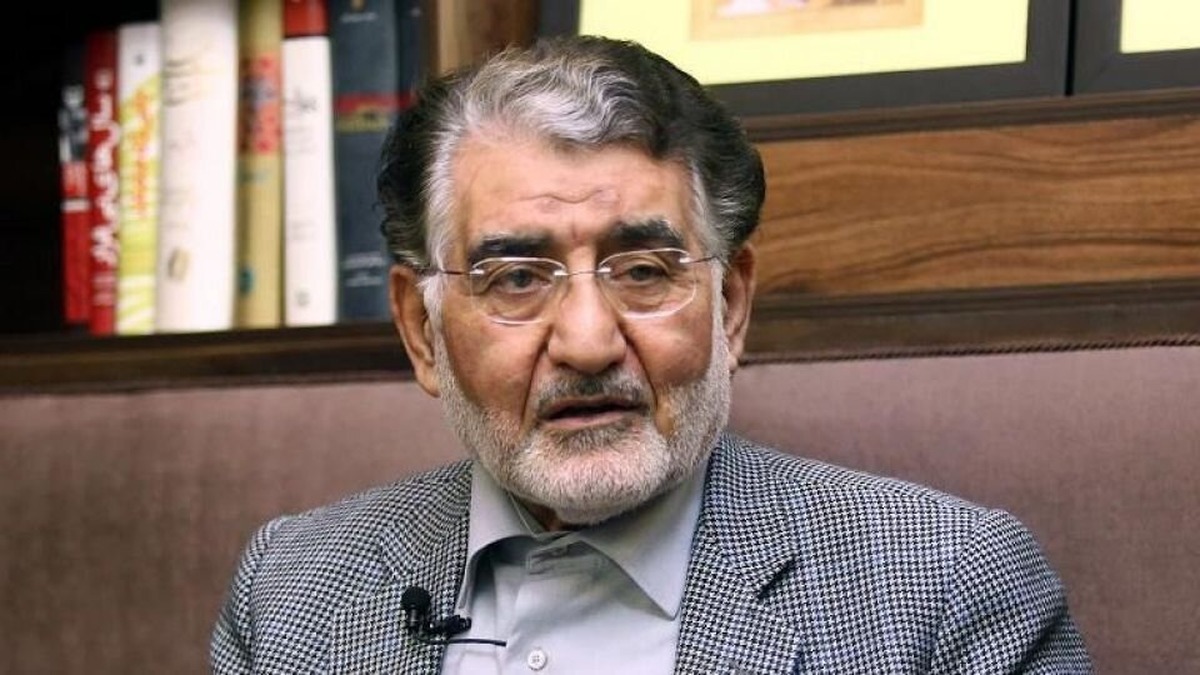 یک فعال اقتصادی با بیان اینکه «امروز مشکل اصلی عدم وجود وحدت نظر در تصمیمات اقتصادی است»، بر ضرورت تشکیل یک اتاق فکر اقتصادی در دولت تاکید و اظهار کرد: در مسائل اقتصادی اگر مجموعه دست اندرکاران و تصمیم گیران همه در یک باشگاه توپ بزنند و در یک مسیر واحد حرکت کنند، کنترل بازار ازر راحت‌تر است، اما اگر اختلاف نظر بین نهاد‌های تصمیم‌گیر از جمله وزارت اقتصاد و بانک مرکزی وجود داشته باشد، دود این وضعیت بر چشمان مردم خواهد رفت.