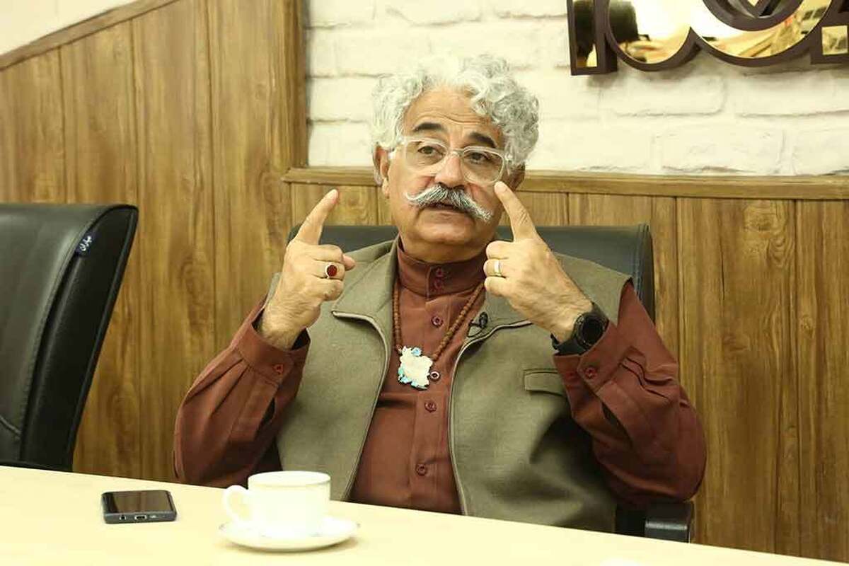 در آخرین روزهای فروردین به دنیا آمد. پدرش هنوز در زندان بود. وقتی پا به این دنیا گذاشت، پدرش هم آزاد شد. همه گفتند خوشاقبال بوده؛ همان شد که نامش را «اقبال» گذاشتند. نام اصلیاش «سیدمحمدعلی» است.همه او را با«عمو اقبال واحدی» و لحظات خاصی میشناسند که از روستاها روی آنتن میسازد.