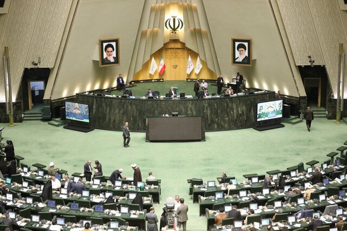 درحالیکه مجلس شورای اسلامی با انتقادات صریح از اظهارات محمدجواد ظریف و حسن روحانی - که به روابط استراتژیک ایران و روسیه آسیب رسانده - بر حفظ منافع ملی تاکید میکند، آذر منصوری، رئیس جبهه اصلاحات ایران، با پستی کنایهآمیز در شبکه اجتماعی ایکس، به نمایندگان طعنه زد: «لیاخوف فقط یک نام در تاریخ ایران نیست!» این اشاره به ژنرال روسی ولادیمیر لیاخوف، که در سال ۱۲۸۷ به دستور محمدعلی شاه، مجلس مشروطه را به توپ بست، ظاهرا انتقادی از نمایندگان انقلابی بود اما در واقع فهم سطحی جریان اصلاحات از تاریخ را نشان داد.