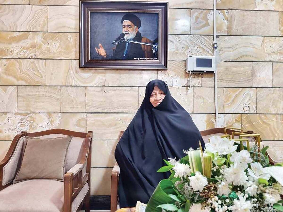 «ماهرخسار» خادم فرهنگ حسینی و رضوی بود که یاد و نام او با نوکری امام حسین (ع) و اخلاص در خدمت به بارگاه ولینعمت گره خورده است. برای من که توفیق همکلامی با آقای روضهخوان حرم را نداشتم، دانستن درباره سبک زندگی و سلوک رفتاری او، پاسخی بود به این پرسش که چرا همه افرادی که از دور و نزدیک ماهرخسار را میشناختند، این چنین شیفته مرام او بودند؟  
در ایام سالگرد درگذشت فخرالذاکرین آستان مقدس امام رضا (ع) با همسر مرحوم سیدجعفر ماهرخسار به گفتوگو نشستیم.
