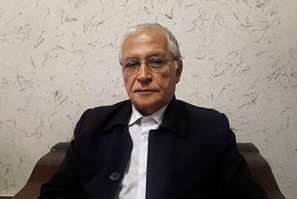 معتمدنژاد نظریه‌های ارتباطی را با دیدگاه حقوقی و توسعه‌ای نقد می‌کرد