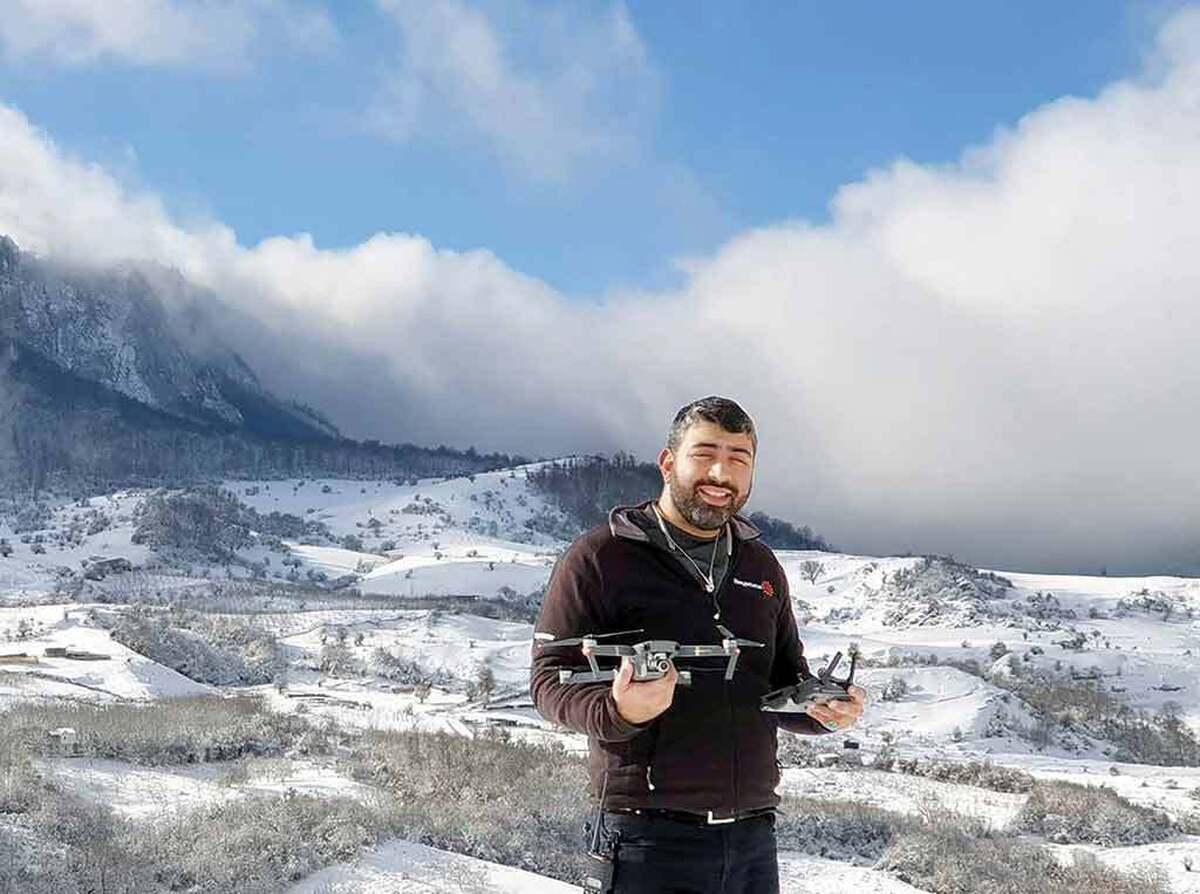 تنوع دیدنی‌های ایران به گونه‌ای است که اگر ده‌ها مستند ازآن تولید شود، باز هم جای کار بسیار دارد. یکی از زاویه‌هایی که می‌تواند به معرفی جذابیت‌های ایران بپردازد، همان سبکی است که برای کشورهای دیگر مثل آلمان هم انجام شده است. حالا «ایران از بالا» با همین زاویه تلاش کرده تجربه مشابه را برای جاذبه‌های ایران تکرار کند.