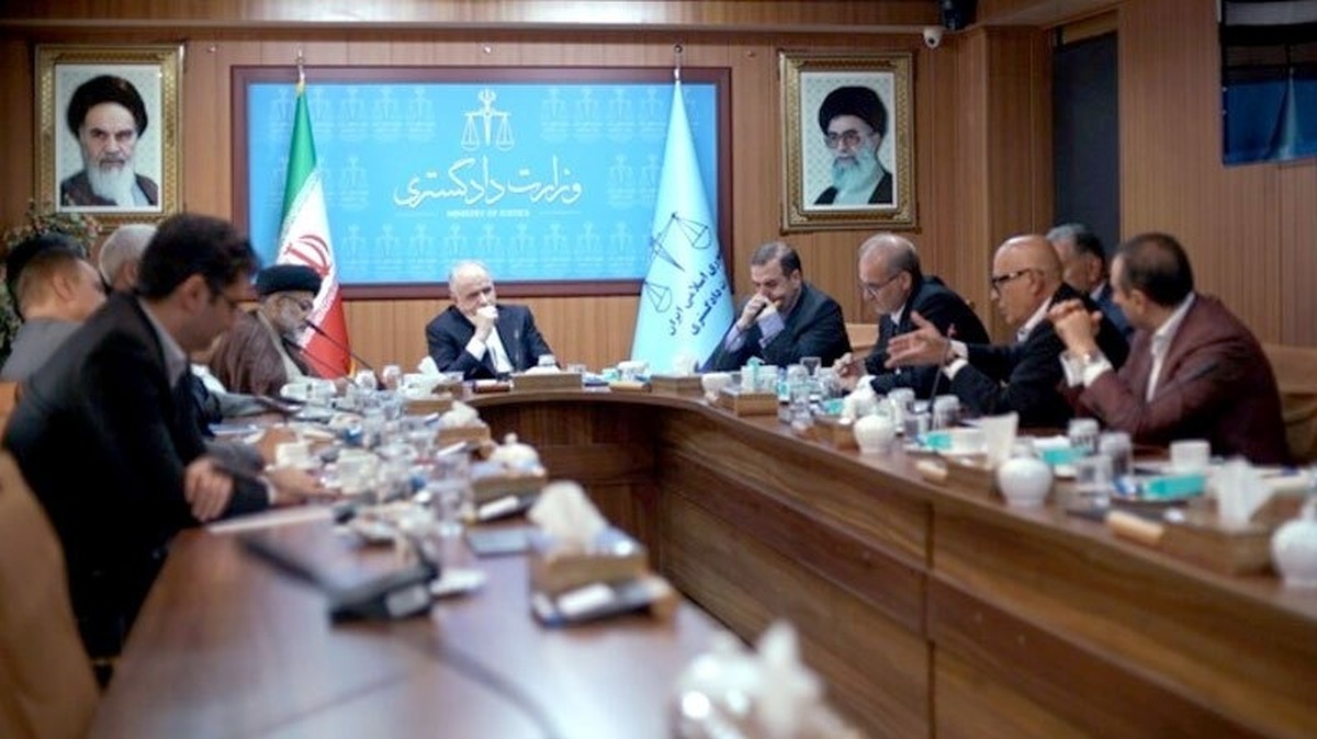 نشست کارگروه حقوقی و قضایی با هدف بررسی و رفع مشکلات بخش خصوصی به ریاست وزیر دادگستری و با حضور نمایندگان بخش خصوصی برگزار شد.