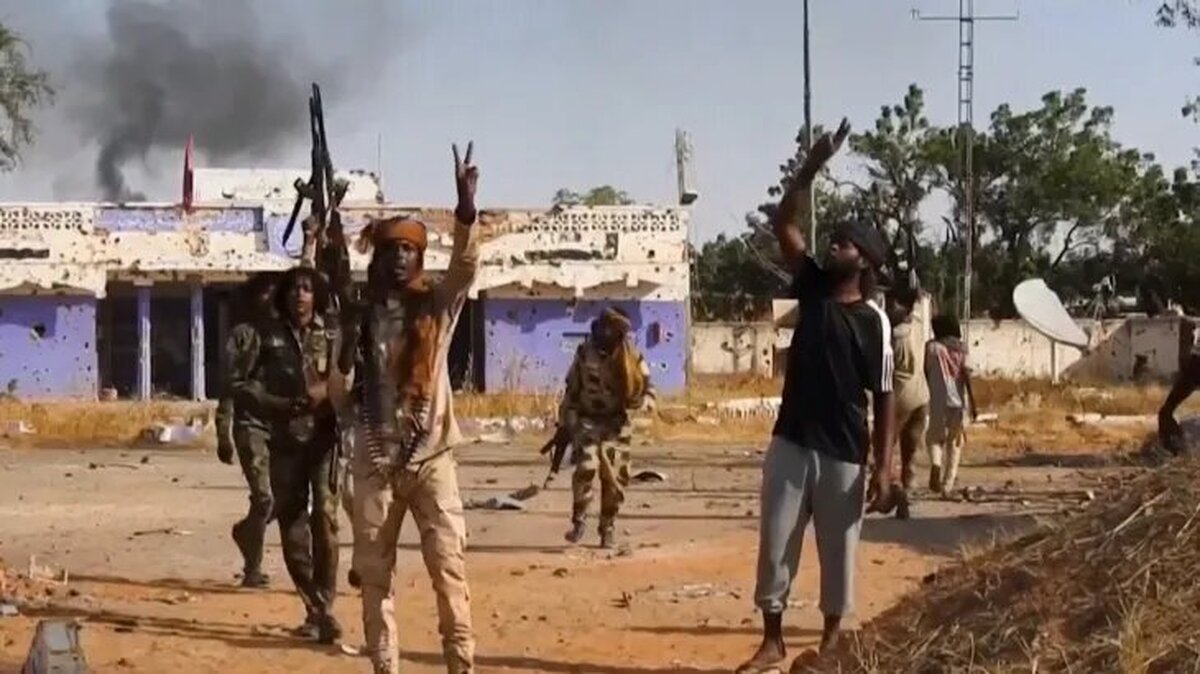 گزارش‌هایی از کشتارهای جمعی باانگیزه‌های قومی ودیگرجنایات درشهر«الفاشر» منتشر شده است؛ شهری که در پایان هفته گذشته به تصرف نیروهای شبه‌نظامی موسوم به «نیروهای واکنش سریع» درآمده و در منطقه دارفور در غرب سودان واقع است. ویدئویی که فعالان محلی منتشر کرده‌اند، صحنه‌ای را نشان می‌دهد که یکی از نیروهای شناخته‌شده از واکنش سریع که پیش‌تر نیز به‌خاطر اعدام غیرنظامیان درمناطق تحت‌کنترل این گروه،سر زبان‌هاافتاده بود؛جمعی از غیرنظامیان‌ بی‌دفاع راکه روی‌زمین نشسته‌بودند،ازفاصله‌نزدیک هدف گلوله قرار می‌دهد.