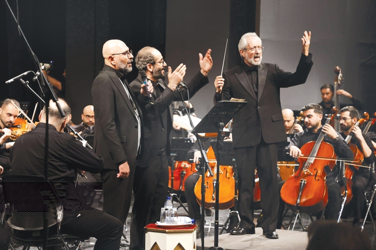 حسین علیشاپور یکی از خوانندگان مطرح در موسیقی سنتی معاصر است که سال‌هاست در این حیطه به‌شکل مستمر فعالیت دارد. «طلیعه دشتی»، «بادبان شکسته»، «آوای تو»، «واپسین بدرود»، «سیاه افسونکار»، «ز خویشتن دورم» و... برخی از آلبوم‌های این هنرمند و مدرس آواز طی این سال‌ها به‌شمار می‌رود.