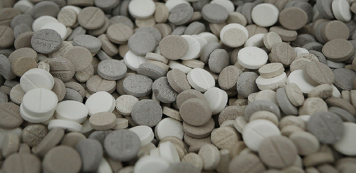 به گزارش خبرنگارجام‌جم، اوایل هفته جاری مردی میانسال با حضور در شعبه اول بازپرسی دادسرای جنایی تهران از داماد خود به اتهام قتل دختر جوانش شکایت کرد. پرونده با دستور قضایی به اداره دهم پلیس آگاهی تهران ارسال شد. شاکی در جریان تحقیقات گفت: دخترم با مردی آشنا شده و به او علاقه‌مند بود، اما ما به این وصلت رضایت نداشتیم. سرانجام دخترم بدون اجازه ما عقد کرد و به تهران آمد. وقتی موضوع را فهمیدیم خیلی ناراحت شدیم اما بعد دیگر مخالفتی نکردیم. چند مرتبه تلفنی با دخترم حرف زدم اما وقتی شوهرش متوجه شد با او جروبحث کرد و دیگر اجازه نداد با ما تماس داشته باشد. دل‌نگران دخترم بودیم و نمی‌دانستیم با شوهرش در کدام محله تهران زندگی می‌کند و چه سرنوشتی در انتظارش است. چند مرتبه به تهران آمدیم اما او را پیدا نکردیم. ۴۰ روز از ازدواج آنها گذشته بود که مردی به من زنگ زد و گفت دخترم بدحال شده و در یکی از بیمارستان‌های اطراف شهرمان بستری شده است، اما وقتی به آنجا رفتم او را ندیدم. با شماره مرد غریبه تماس گرفتم تا این‌که سرانجام بعد از چند ساعت پاسخ داد و این‌بار گفت دخترم فوت شده و برای تحویل جسد به جاده‌ای در حوالی شهرمان بروم. 