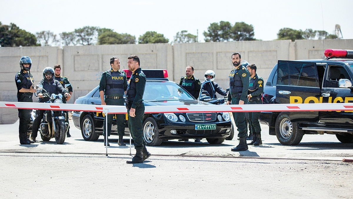 سریال «الگوریتم» به کارگردانی بیژن میرباقری و تهیه‌کنندگی ابوالفضل صفری، درام پلیسی جذابی از شبکه سه سیماست که روایتی از همکاری نهادهای امنیتی و پلیس در پرونده‌ای پیچیده، شامل تأمین مالی گروه‌های تروریستی، پولشویی و جرائم سایبری، ارائه می‌دهد. داستان با حراج مشکوک یک الماس گران‌قیمت آغاز می‌شود و با لایه‌های رازآلود و تنش‌های امنیتی پیش می‌رود؛ اثری که کوشیده شخصیت‌های متفاوت و پیچیده‌ای را در دل خود خلق کند.