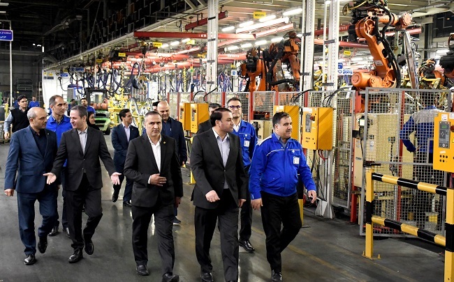 بازدید شبانه مدیرعامل بانک سپه از خطوط تولید ایران خودرو خراسان