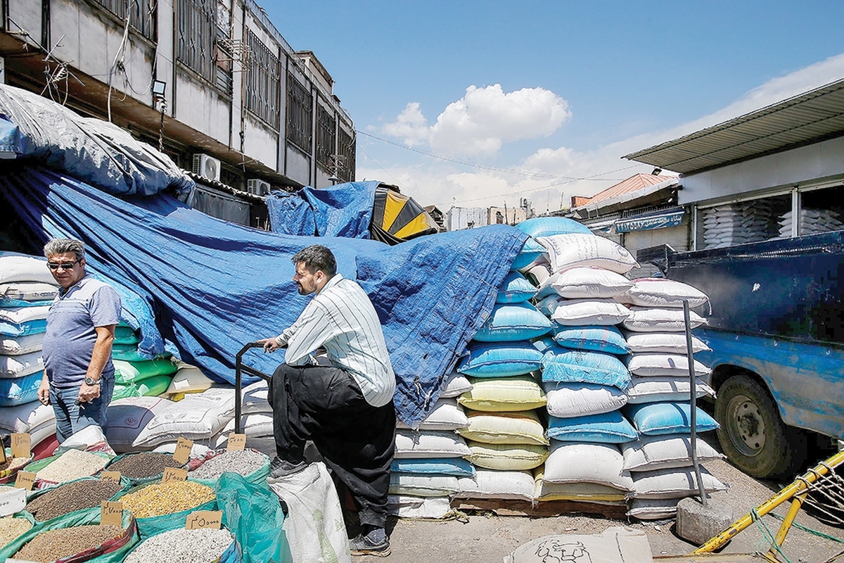اواخر سال گذشته بود که قیمت برنج به‌عنوان دومین کالای استراتژیک کشورمان همزمان با سایر کالاهای اساسی دچار نوسان شدید و کمبود قابل‌توجه شد. از آن زمان تاکنون بازار برنج رنگ آرامش به خود نگرفته و قیمت این محصول به ۳۵۰ تا ۴۰۰ هزار تومان رسیده؛ این درحالی است که سال گذشته قیمت برنج شمال کشورمان بین ۱۲۰ تا ۱۳۰ هزار تومان بود.