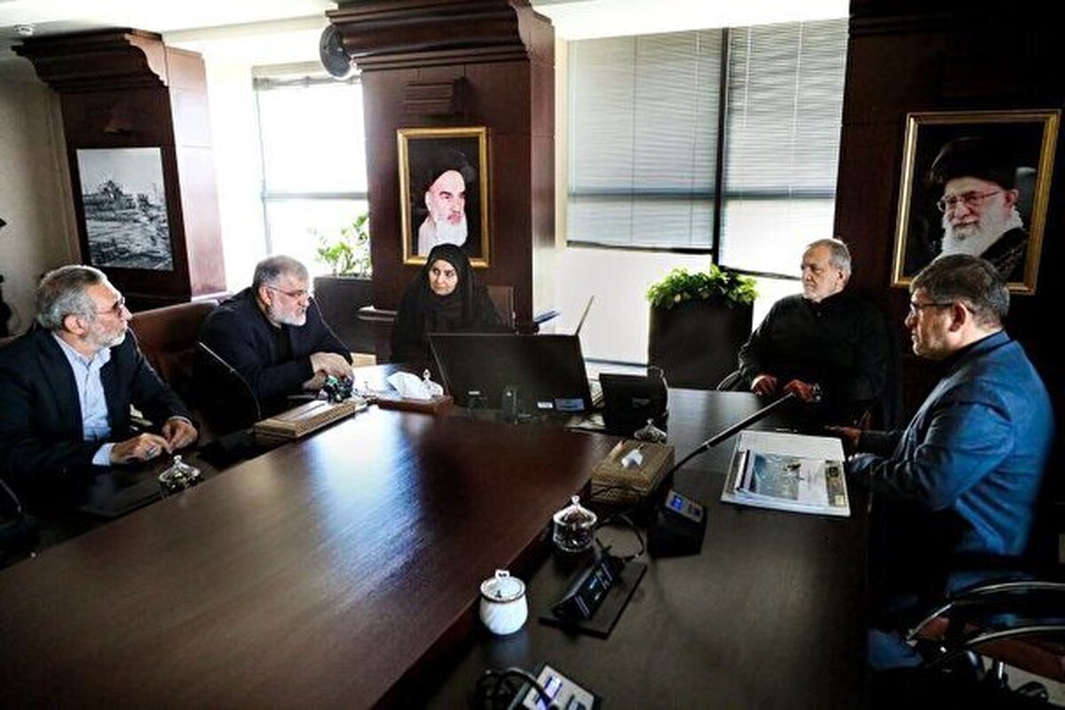 رئیس‌جمهور با حضور در وزارت راه و شهرسازی، ضمن دریافت گزارش‌های مرتبط با حمل و نقل ریلی حومه‌ای و مطالعات تطبیقی پاریس و برلین، دستور اجرایی درباره ساختار سازمانی، تأمین اعتبار تعمیر قطار‌های حومه‌ای و شیوه‌های سرمایه‌گذاری برای توسعه ریلی حومه‌ای را صادر کرد.