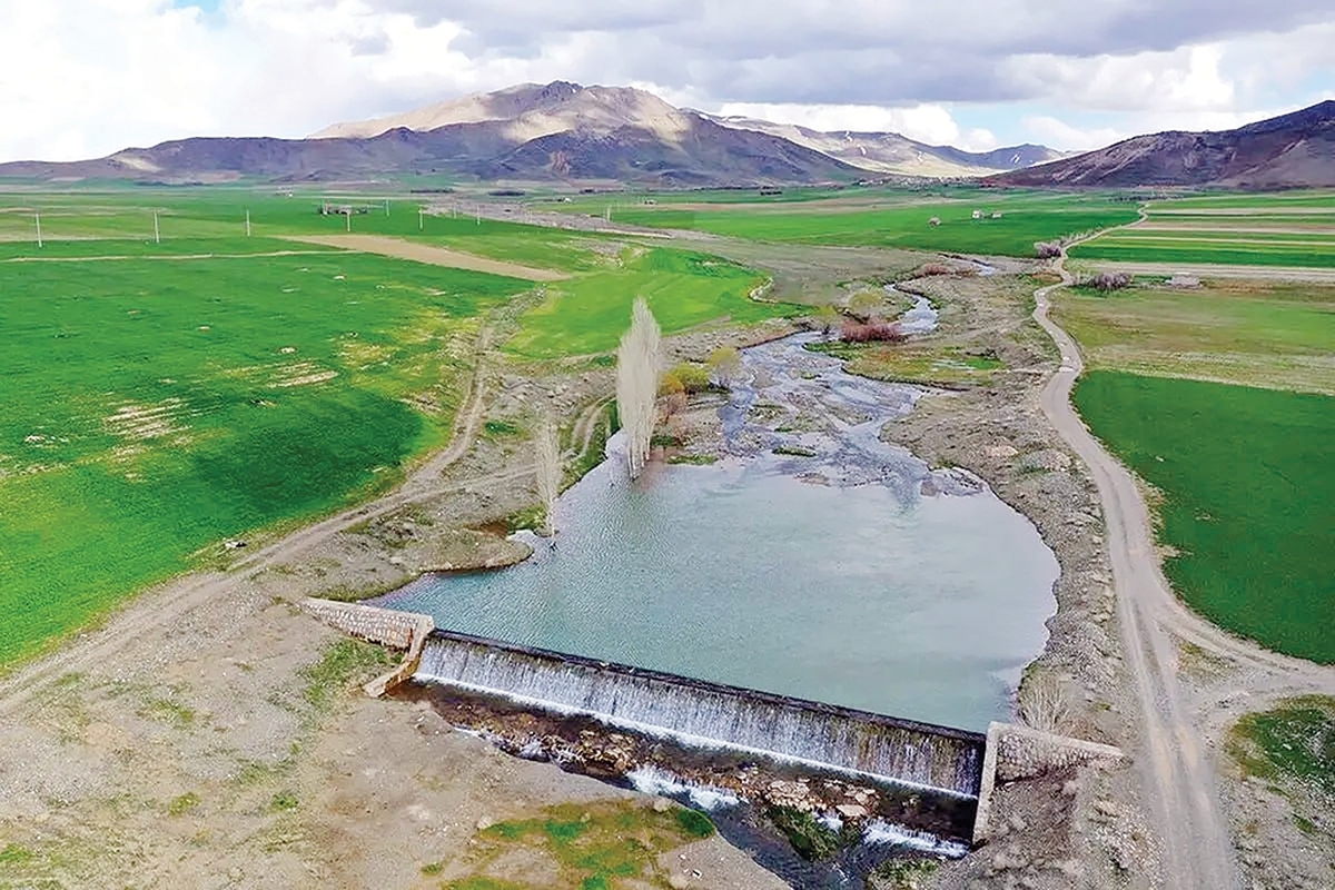 با توجه به قرار گرفتن ایران در کمربند خشک جهان و متوسط بارندگی کم، آبخیزداری به‌عنوان یک راهکار زیربنایی و کم‌هزینه برای مقابله با بحران‌های آبی و طبیعی شناخته می‌شود. در این میان «اتحادیه انجمن‌های انرژی ایران» سمنان را در زمره استان‌های دچار فقر آبی معرفی کرده و این موضوع نشان می‌دهد این منطقه با چالش کم‌آبی دست و پنجه نرم می‌کند. با این حال مدیر کل منابع طبیعی و آبخیزداری سمنان از تصویب ۴۹۰میلیارد ریال اعتبار برای اجرای طرح‌های آبخیزداری و آبخوانداری‌ استان خبر داده که این مهم می‌تواند گامی بلند برای مدیریت پایدار منابع آب در سمنان باشد.