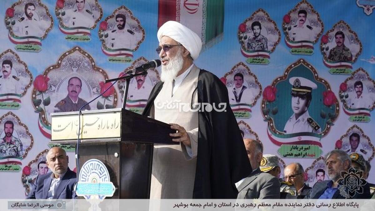 صبحگاه مشترک یگان های نمونه نظامی و انتظامی استان بوشهر در پایگاه دریایی بوشهر برگزار شد