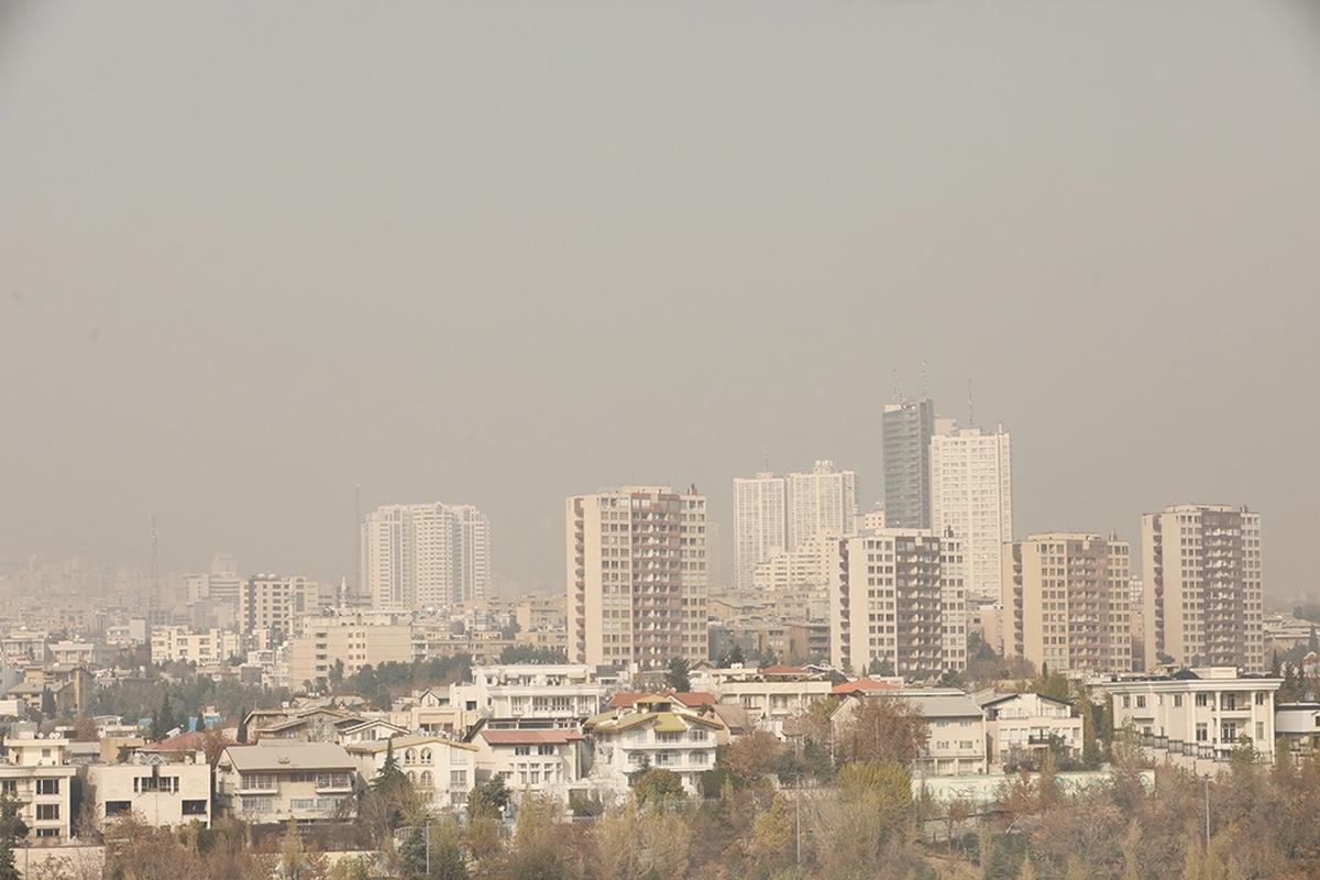 آلودگی هوا‌ در حالی نفس کلانشهرها را تنگ کرده که براساس گزارش دفتر مرکز ملی هوا و تغییر اقلیم استفاده از سوخت با درصد بالای گوگرد در نیروگاه‌ها، نقش تعیین‌کننده‌ای در شدت‌‌گیری این بحران داشته است. علاوه بر این، ضعف در اجرای قانون هوای پاک و کم‌تحرکی نهادهای نظارتی در کنار یکدیگر، چرخه‌ای از آلودگی مداوم را در پایتخت رقم زده است. در چنین شرایطی، انتظار می‌رود مجلس، شوراهای شهر و دستگاه‌های اجرایی با شفاف‌سازی داده‌ها و تقویت ضمانت اجرایی قوانین چرخه آلودگی‌هوا را متوقف کنند.