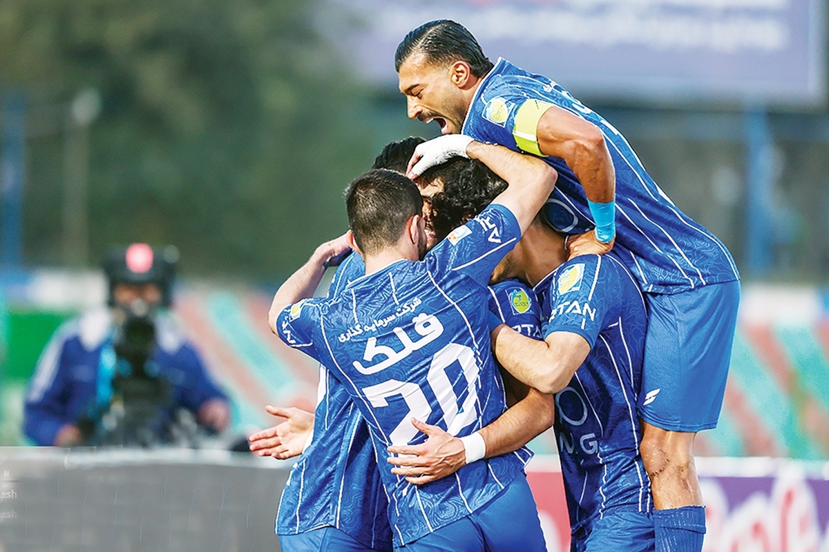 هواداران استقلال اگرچه ممکن است از نحوه بازی روز گذشته تیم‌شان رضایت نداشته باشند، اما نتایج و اتفاقات بازی کاملا طبق خواسته آنها پیش رفت. در روزی که استقلال چند بازیکن اصلی خود را یا به دلیل مصدومیت یا استراحت دادن برای دربی در اختیار نداشت، توانست با یک بازی حساب شده فولاد خوزستان را در تهران شکست دهد و با یک برد روحیه‌بخش به مصاف دربی مهم تهران برود.