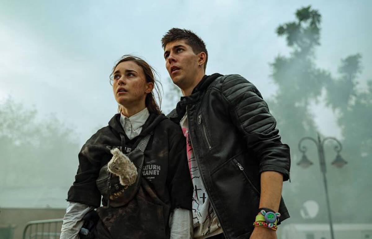 شبکه نمایش امشب با پخش فیلم «میرا» ساخته دیمیتری کیسلف، مخاطبان را ساعت ۲۳ به تماشای یکی از پرمخاطب‌ترین آثار سال ۲۰۲۲ روسیه دعوت می‌کند؛ فیلمی که ماجرای آن بر محور ارزش‌های خانوادگی و عشق به خانواده و امید در میانه یک فاجعه گسترده می‌چرخد.