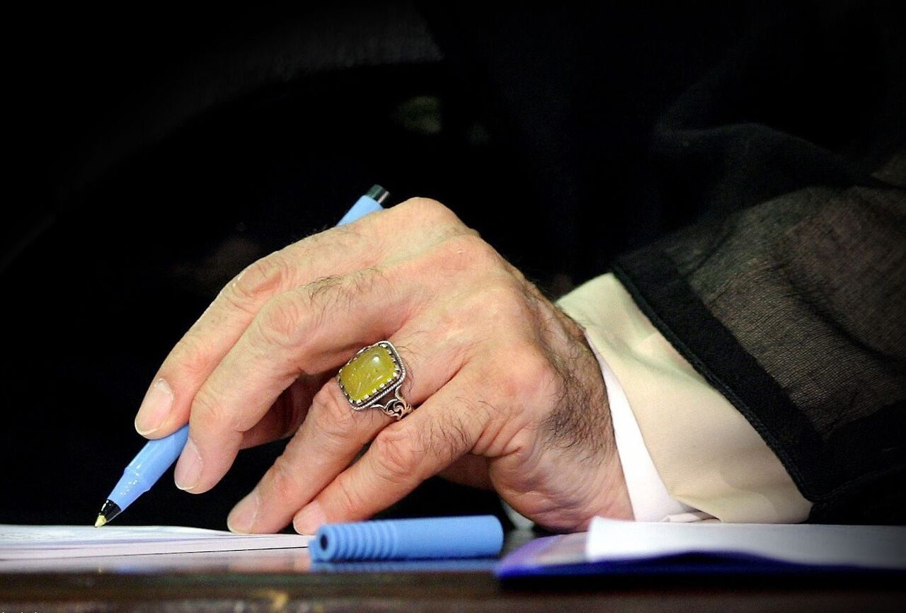 تسلیت رهبر انقلاب به آقای سقاب اصفهانی معاون رئیس‌جمهور درپی درگذشت همسر ایشان