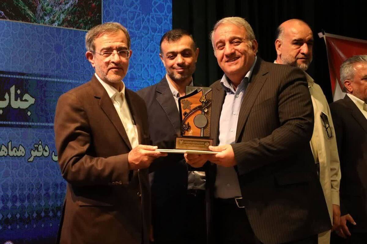 مایشگاه هفته پژوهش استان البرز با ۱۳۰ غرفه، ۲۰ رونمایی و ۱۵ تفاهم نامه عصر دوشنبه در مراسمی با حضور مسوولان کشوری و استانی و تجلیل از برترین‌ها به کار خود پایان داد.