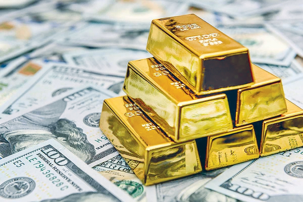 رشد دوباره قیمت ارز و طلا در دو هفته اخیر و ثبت سقف‌های جدید صرفا نوسان نیست‌؛ نشانه‌ای‌ است روشن از استمرار ناکامی سیاست‌های مهار تورم. این تصویر با شاخص‌های تورم نیز همخوانی دارد. در آبان ۱۴۰۴، تورم ماهانه ۳.۴درصد، تورم نقطه‌به‌نقطه به حدود ۵۰ درصد و تورم سالانه ۴۰.۴درصد ثبت شد، یعنی انتظارات تورمی همچنان بالاست و انگیزه پوشش ریسک با ارز و طلا قوی مانده است.