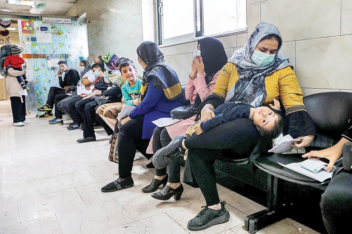 ویروس آنفلوآنزا در حال گردش است و به‌دلیل سرعت بالای انتشار، افراد زیادی را درگیر کرده؛ کافی است این‌روزها گذرتان به مراکز درمانی و بهداشتی بیفتد تا با خیل جمعیت شهروندانی روبه‌رو شوید که در این مراکز یا بستری شده‌اند یا با حال وخیم، روند درمان خود را پیگیری می‌کنند.